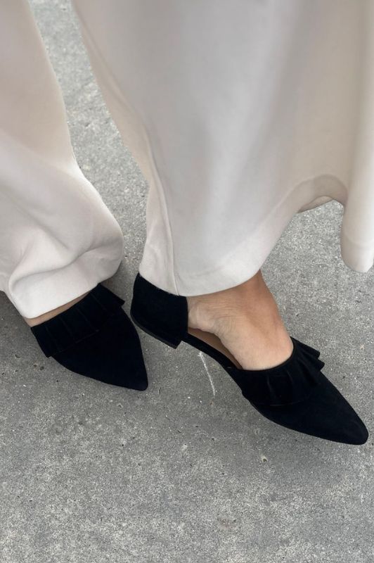 Copenhagen Shoes New Romance | Ballerina i sort med flæse