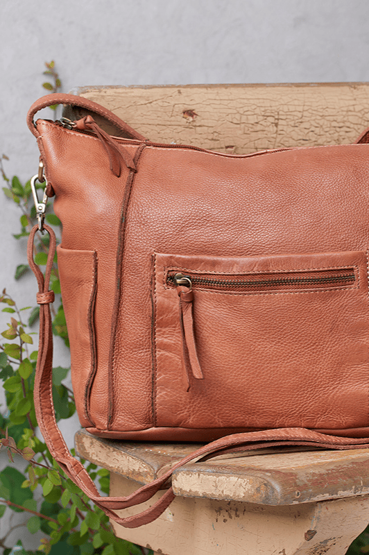 Corium crossbody i washed cognacfarvet skind