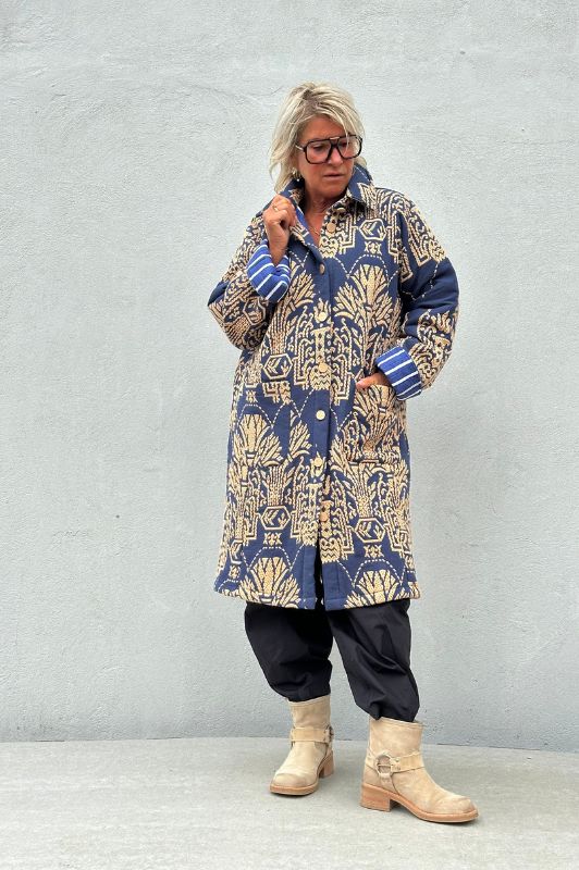 PRE ORDER Gaspar Bruxelles winter coat I Frakke i marineblå jaquard