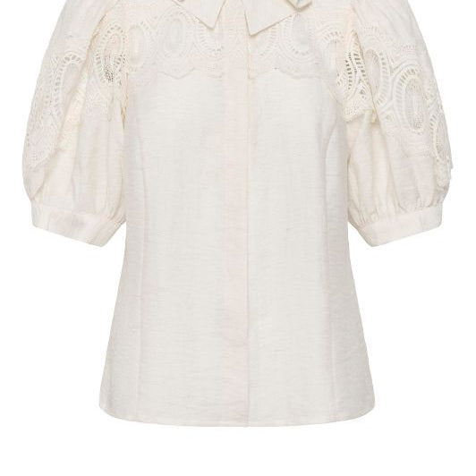 Karen by Simonsen Urith Frosty bluse | Top med blondebort I Dresslab