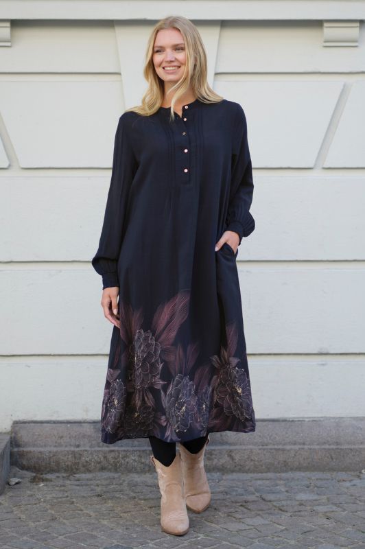 Prepair Caroline dress | Smuk kjole i marineblå med borderprint
