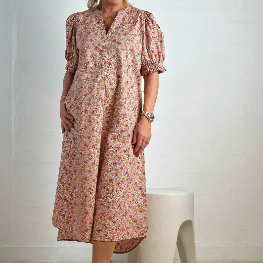 Gaspar Tunø dress | Sødt rosa blomsterprint I Dresslab