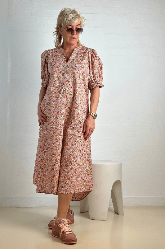 Gaspar Tunø dress | Sødt rosa blomsterprint I Dresslab
