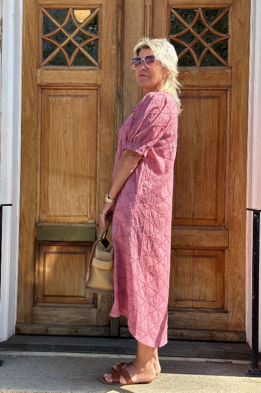 Gaspar Tunø dress | Flot broderie anglaise i rose pepper I Dresslab