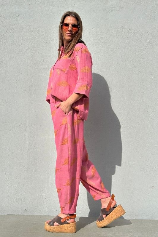 Gaspar Colorado pant | Jacquard buks i pink med fjerlook I Dresslab