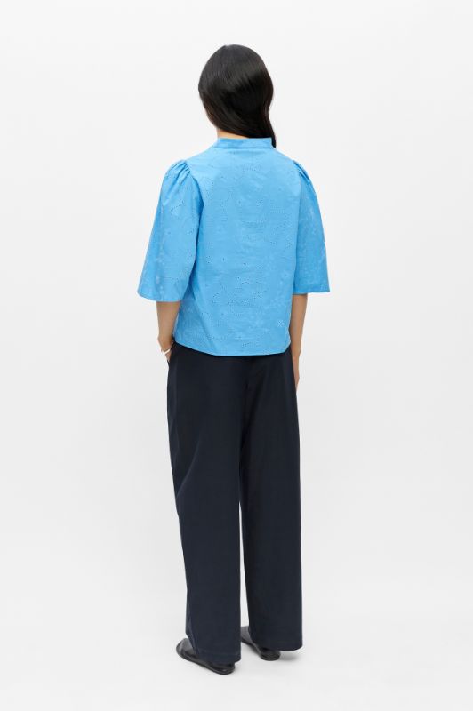 Object Helia I Broderie anglaise top i smuk blå I Dresslab