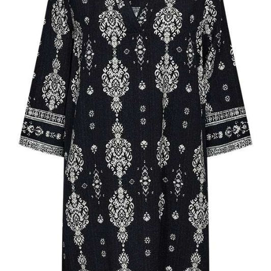 Freequent Tilly dress I Sort ornament print kjole I Dresslab