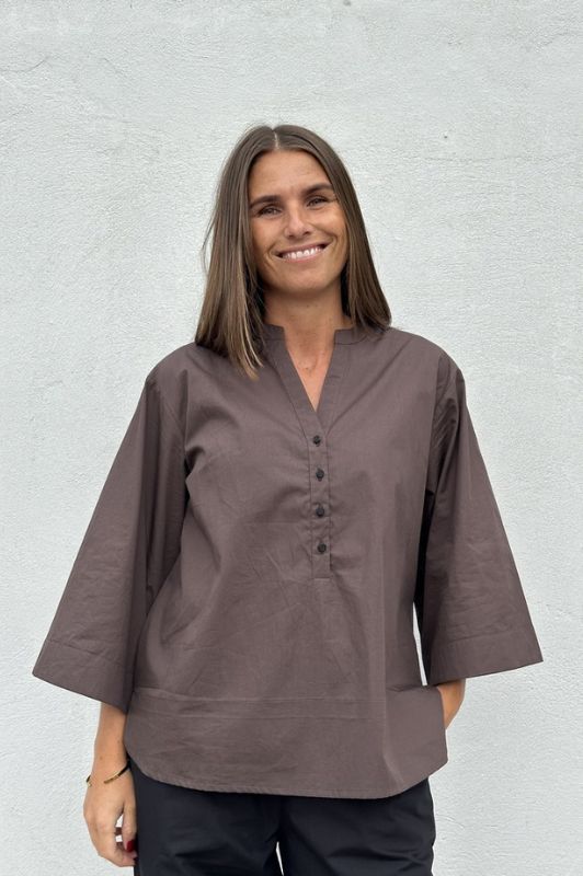 Gaspar Mumbai  I Cool poplin bluse i mørkebrun I Dresslab