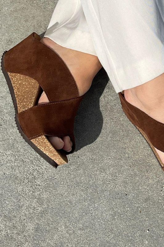 Copenhagen Shoes Frances sandal I Mørkebrun ruskind med kilehæl