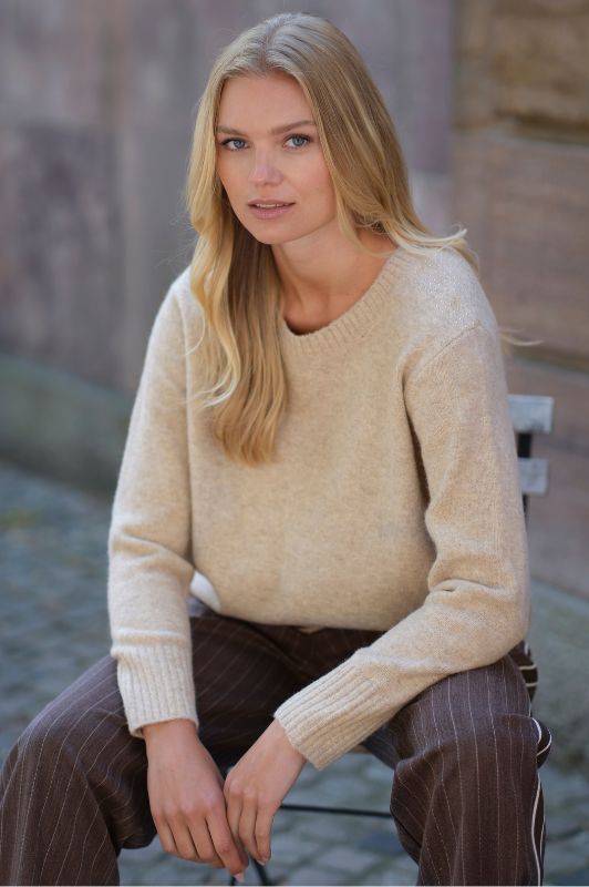 Prepair Babara Knit | Striktrøje i sand med guld-look nitter