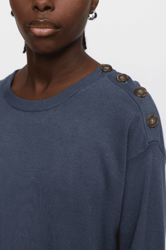 Soft Rebels Epira Dress | Strikkjole med knapper på skulderen I Støvet blå