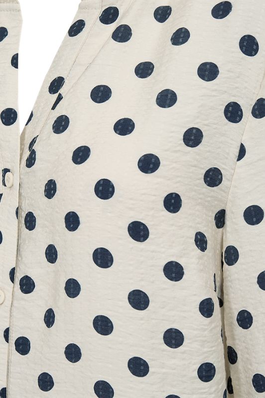 Freequent Alma bluse I Fin cremefarvet med marine prikker