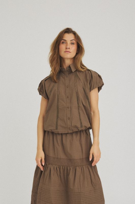 Luxzuz Vivette shirt I Army kort sommerjakke med crochet detaljer