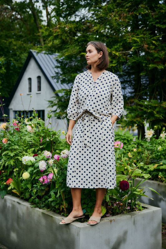 Freequent Alma bluse I Fin cremefarvet med marine prikker