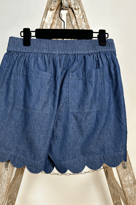 Gaspar Honolulu mørke denimshorts med feminin detalje I Dresslab