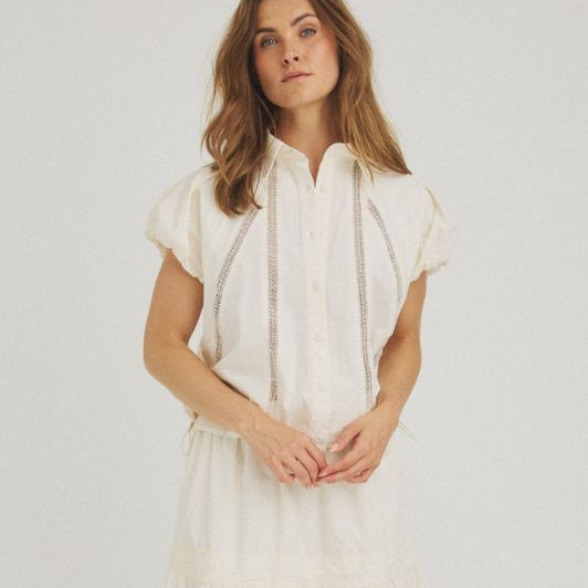 Luxzuz Vivette shirt I Creme kort sommerjakke med crochet detaljer