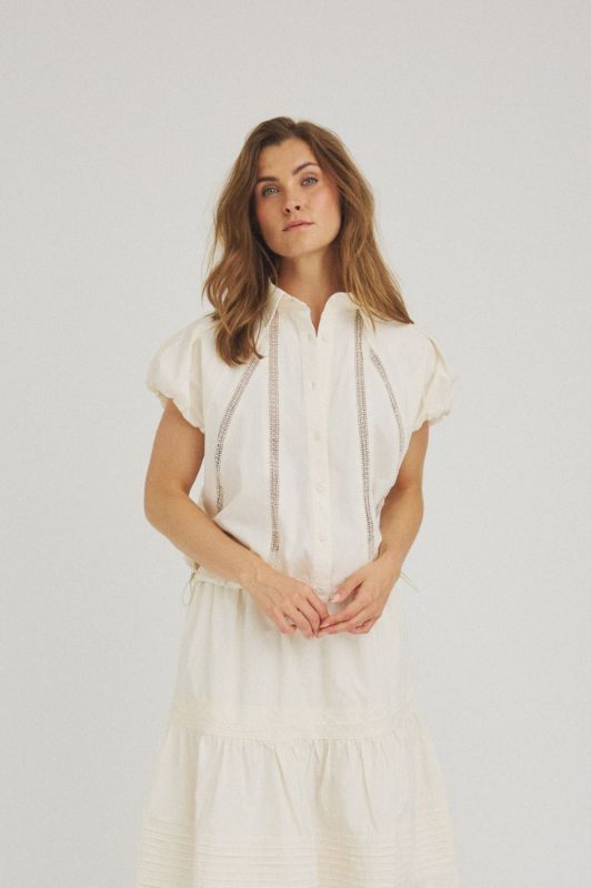 Luxzuz Vivette shirt I Creme kort sommerjakke med crochet detaljer