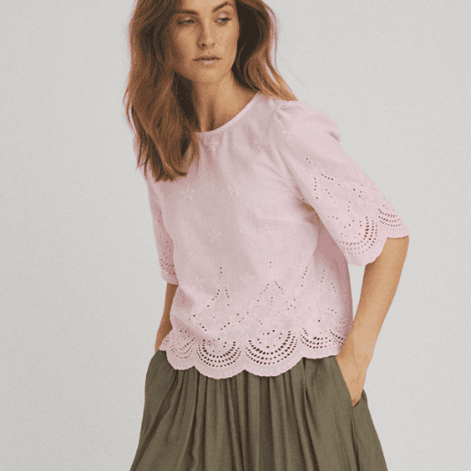 Luxzuz Virginia bluse I Rosa sommerbluse med broderie anglaise effekt