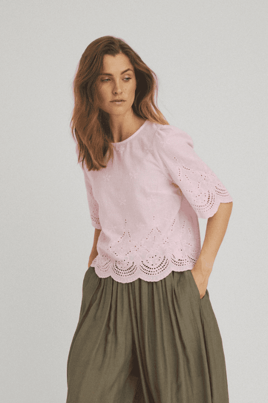 Luxzuz Virginia bluse I Rosa sommerbluse med broderie anglaise effekt