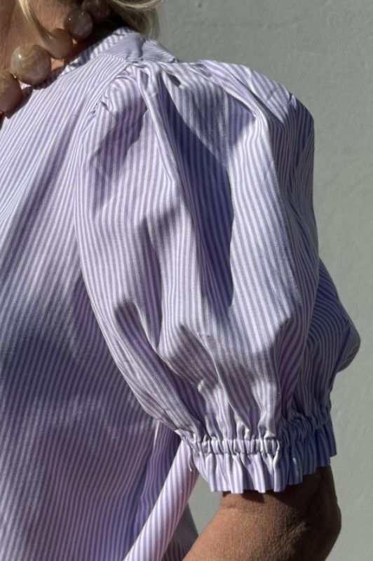 Gaspar Tunø SS print bluse I Lilla strib  I Dresslab