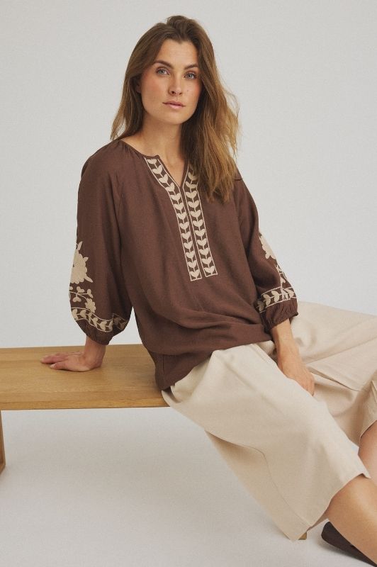 Luxzuz Vina boheme bluse i chokoladebrun med broderi I Dresslab