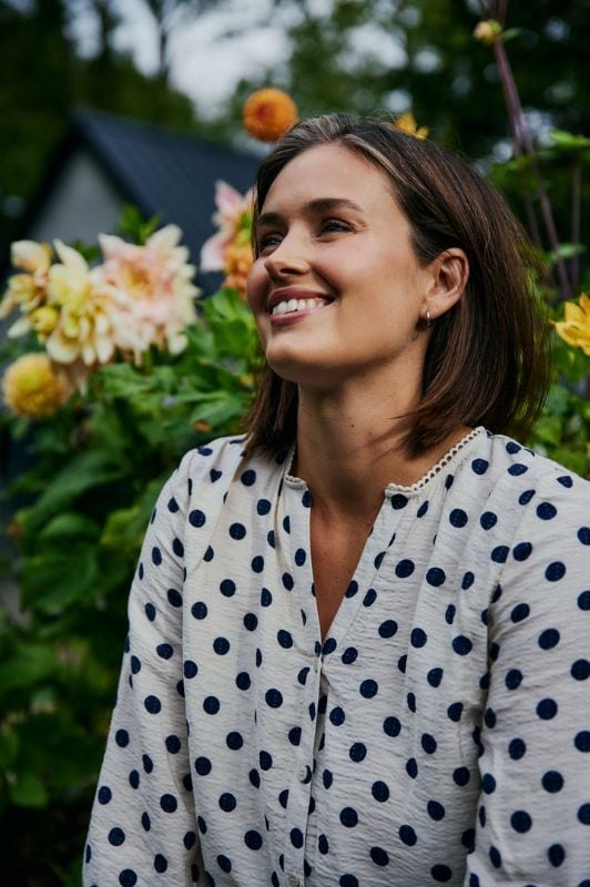 Freequent Alma bluse I Fin cremefarvet med marine prikker