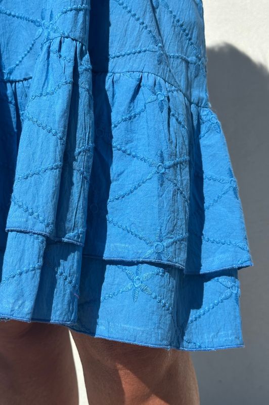 Gaspar Jada dress | Flot broderie anglaise i blå I Dresslab