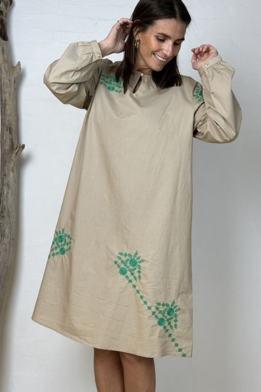 Gaspar Berlin dress | Cool kjole med broderi i sand