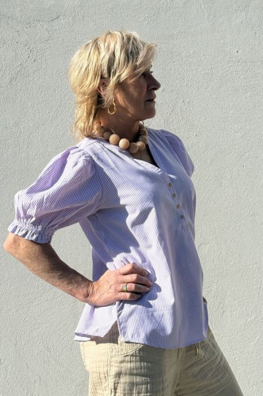 Gaspar Tunø SS print bluse I Lilla strib  I Dresslab
