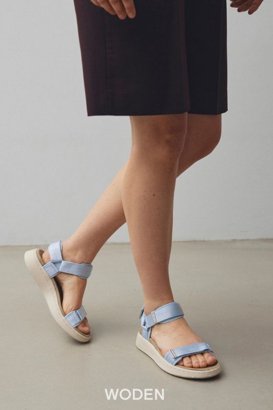 Woden Line sandal | Damesandal i lyseblå I Natural Soft sål