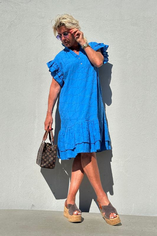 Gaspar Jada dress | Flot broderie anglaise i blå I Dresslab
