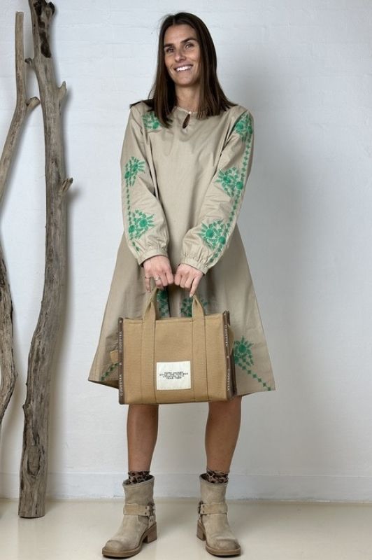 Gaspar Berlin dress | Cool kjole med broderi i sand