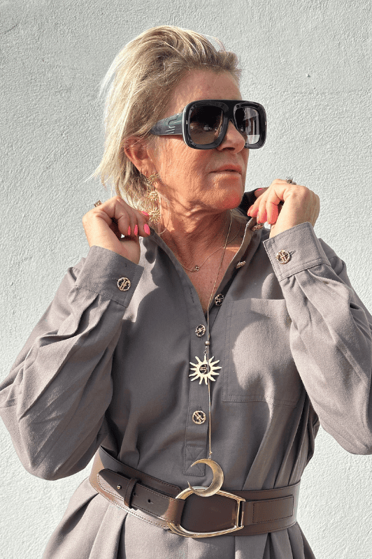 PRE ORDER Gaspar Lucca twill | Cool sandfarvet kjole med guldsmed