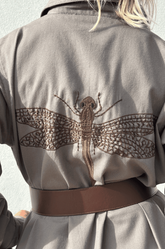 PRE ORDER Gaspar Lucca twill | Cool sandfarvet kjole med guldsmed