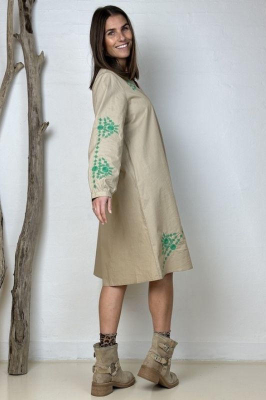 Gaspar Berlin dress | Cool kjole med broderi i sand