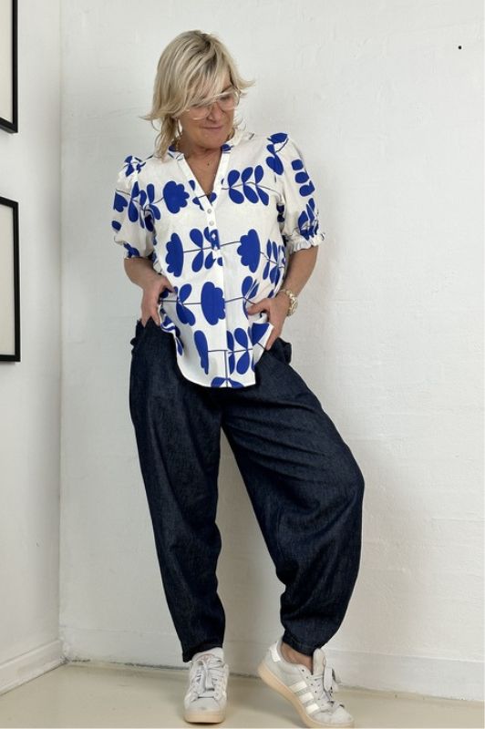 Gaspar Tunø SS print bluse I Blåt grafisk print I Dresslab