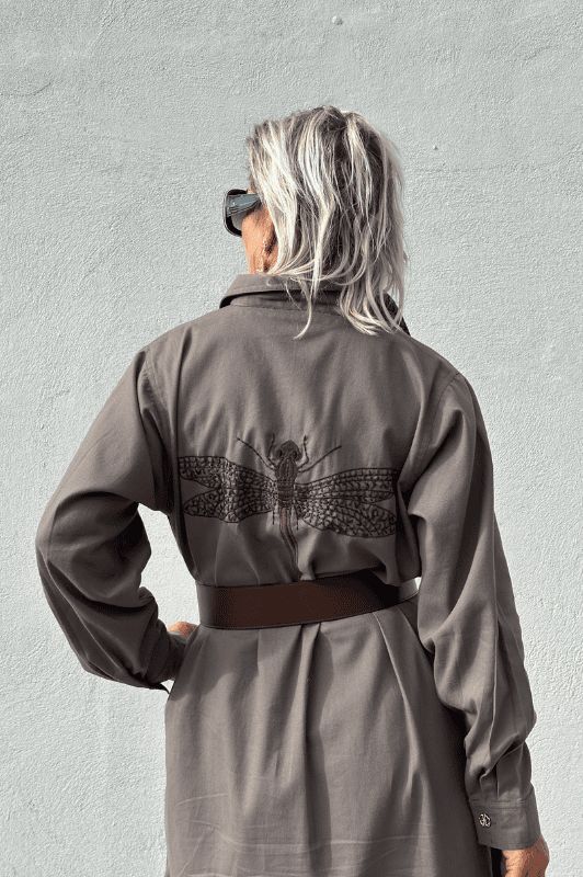 PRE ORDER Gaspar Lucca twill | Cool sandfarvet kjole med guldsmed