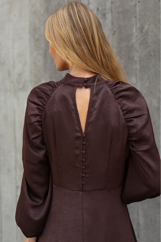 A-View Ferina dress I Langærmet mørkebrun festkjole
