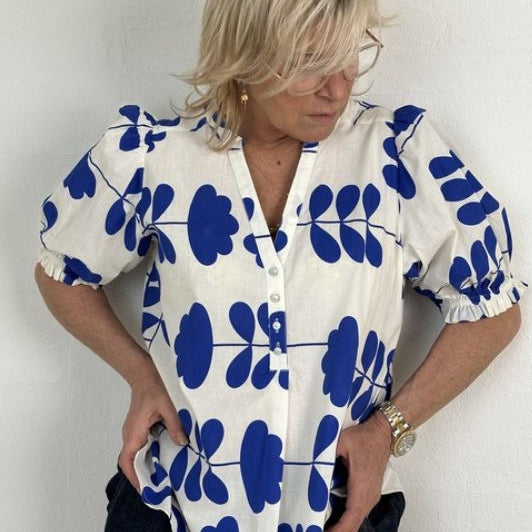 Gaspar Tunø SS print bluse I Blåt grafisk print I Dresslab