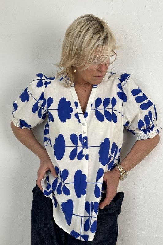 Gaspar Tunø SS print bluse I Blåt grafisk print I Dresslab