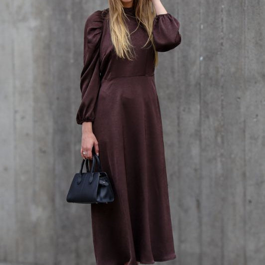 A-View Ferina dress I Langærmet mørkebrun festkjole