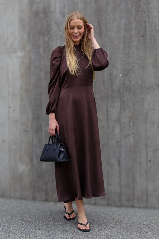 A-View Ferina dress I Langærmet mørkebrun festkjole