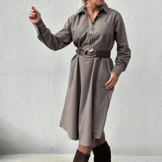 PRE ORDER Gaspar Lucca twill | Cool sandfarvet kjole med guldsmed