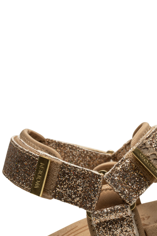 Woden Line sandal | Damesandal i glitter guld look I Natural Soft sål