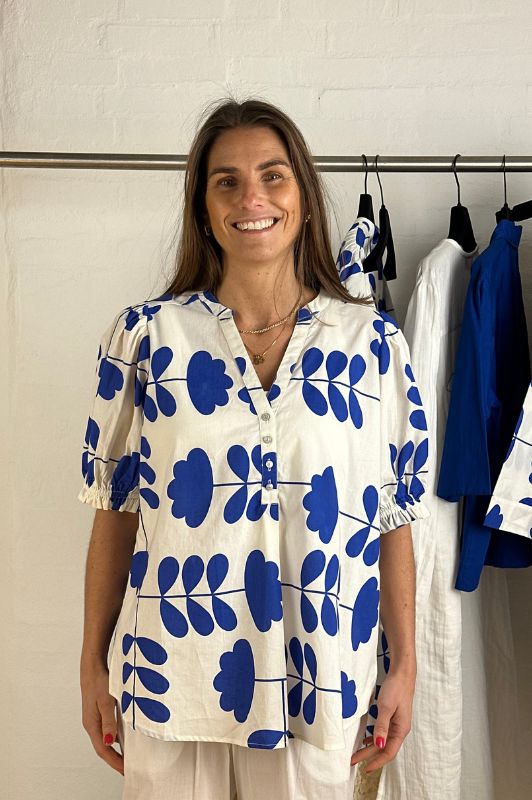 Gaspar Tunø SS print bluse I Blåt grafisk print I Dresslab