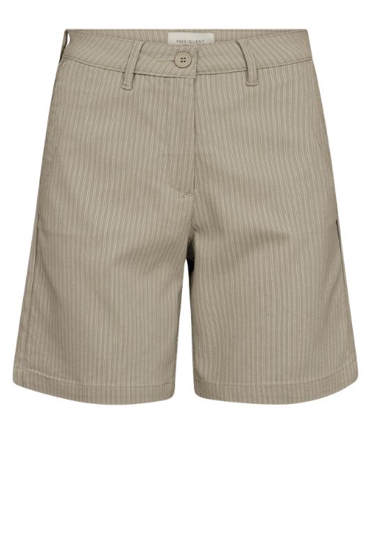 Freequent Rex Shorts | Bermuda shorts i sand strib I Dresslab