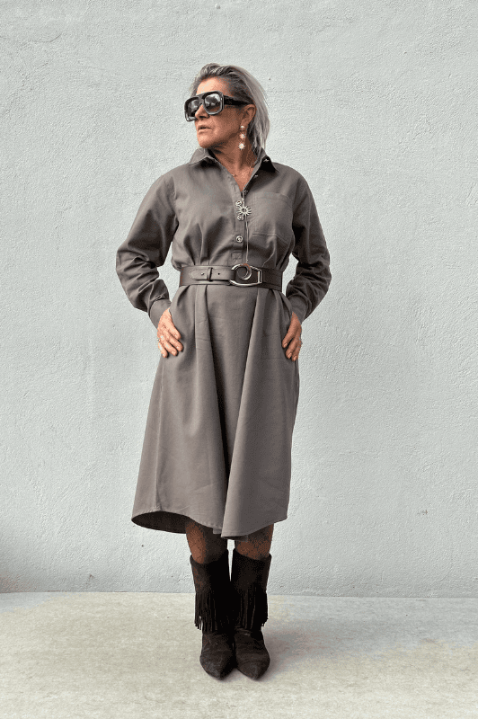 PRE ORDER Gaspar Lucca twill | Cool sandfarvet kjole med guldsmed