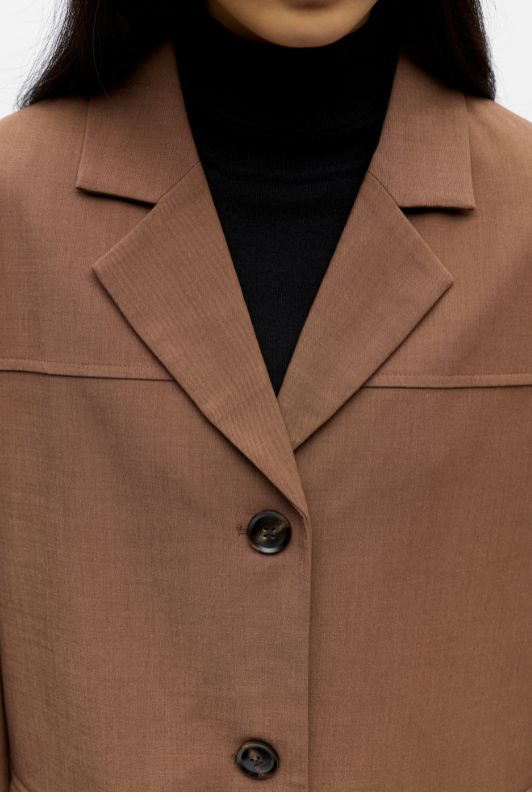 Object Inela Blazer i brun med flot spænde detalje på ryggen