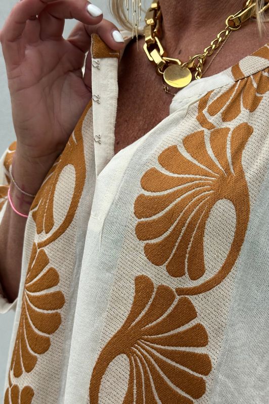 Gaspar Athen jaquard kaftan | Creme med guldmønster I Dresslab