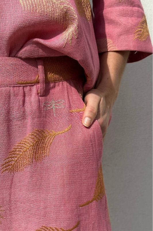 Gaspar Colorado pant | Jacquard buks i pink med fjerlook I Dresslab